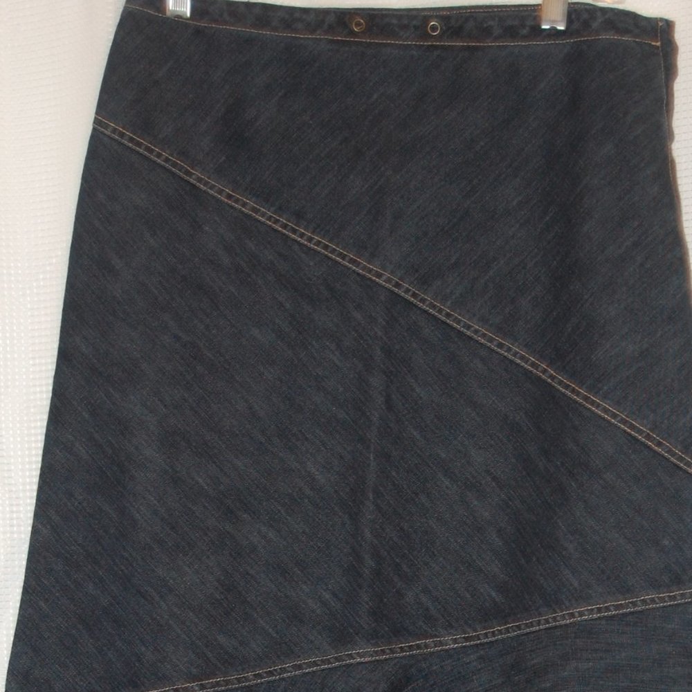 CONTRAST Denim Blue Skirt With a Flared Hemline Size 3
